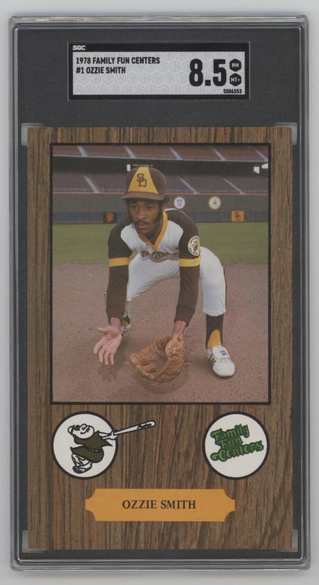 821-ozzie-smith-1978-family-fun-centers-oversized-1-sgc-8.5-1.webp Ozzie Smith 1978 Family Fun Centers Oversized #1 SGC 8.5